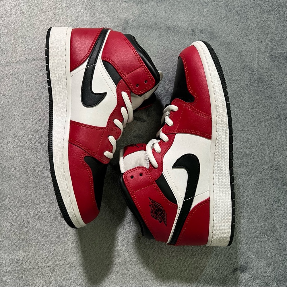 Jordan 1 Mid Chicago Black Toe Sneaker